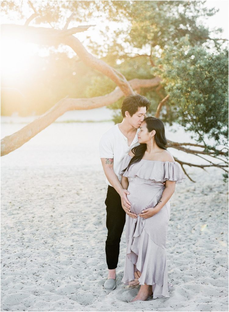 Thuhien en Xander, een zwangerschaps fotoshoot in Soesterduinen, gefotografeerd door Alexandra Vonk