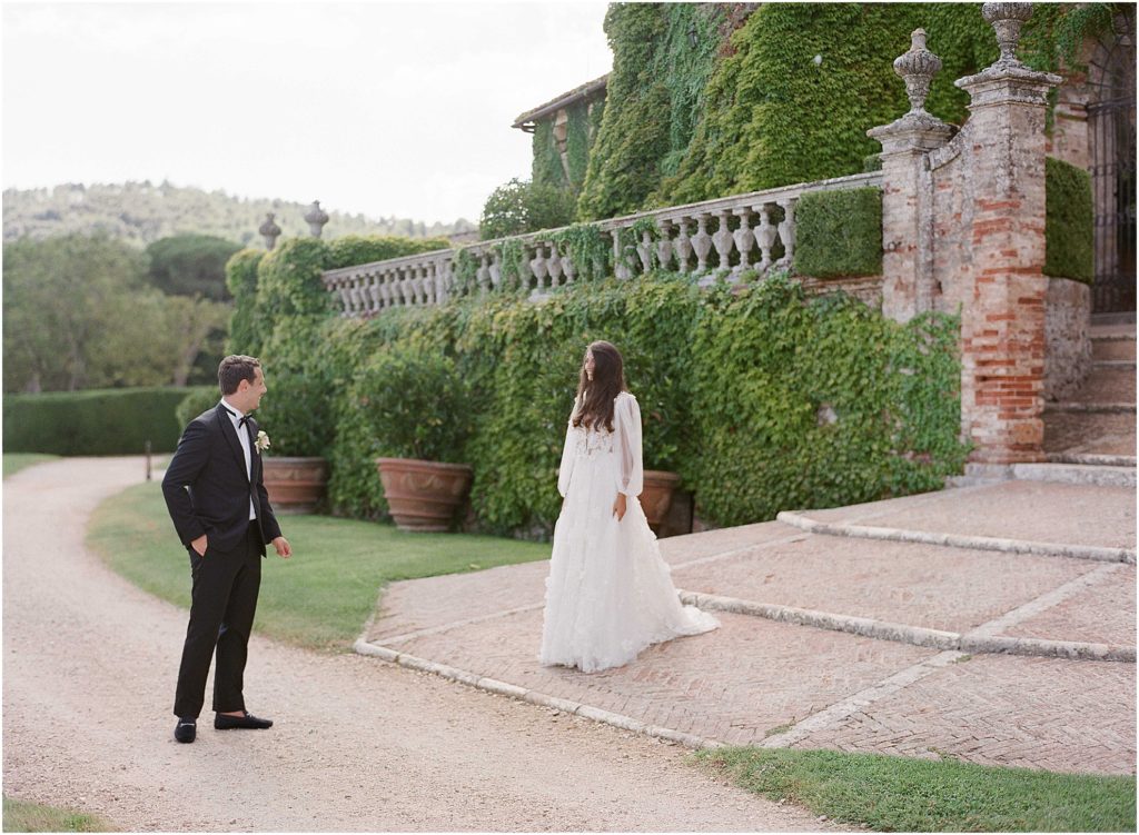 Intimate destination wedding at Castello di Celsa in Tuscany captured by Alexandra Vonk
