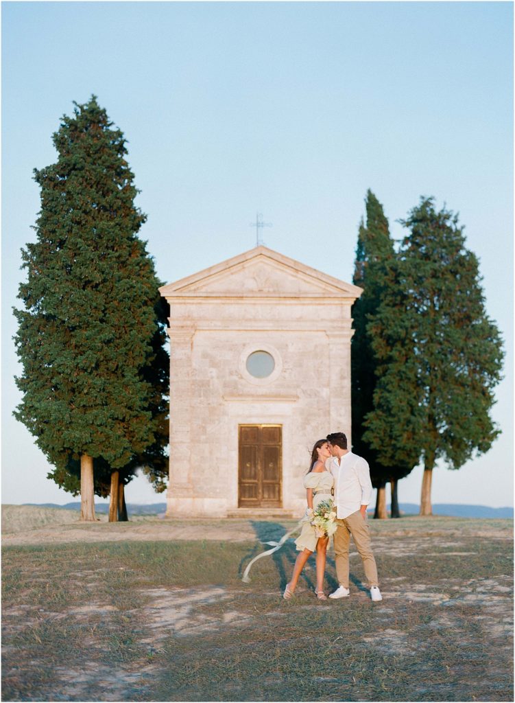Engagementsession at Chapel Vitaleta in Tuscany