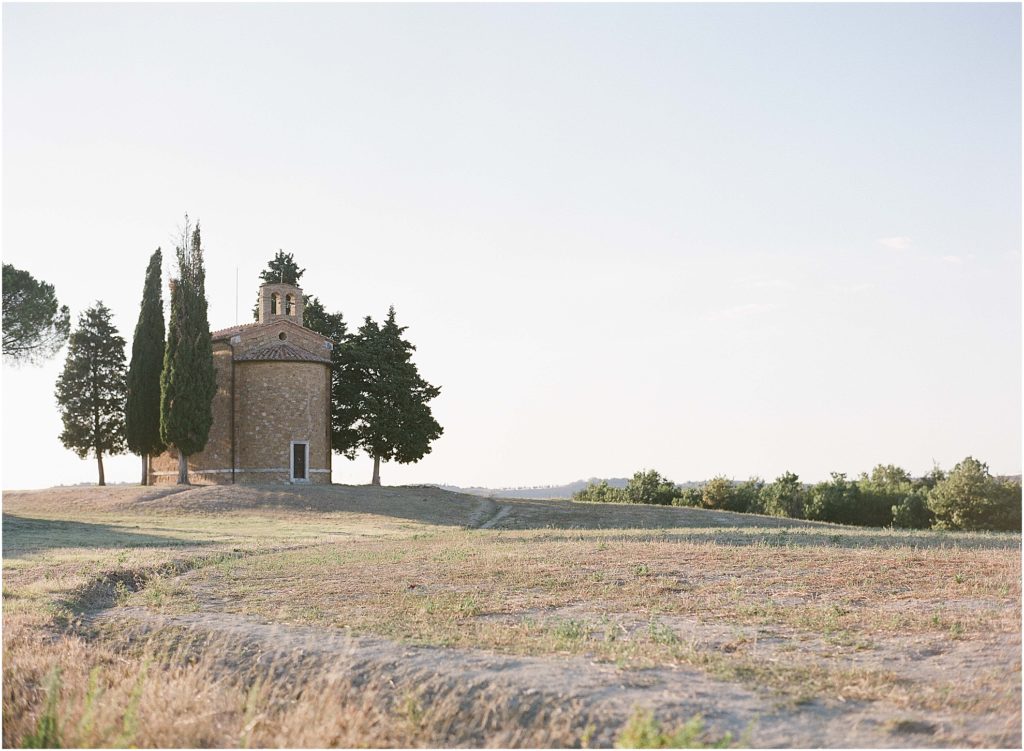 Engagementsession at Chapel Vitaleta in Tuscany