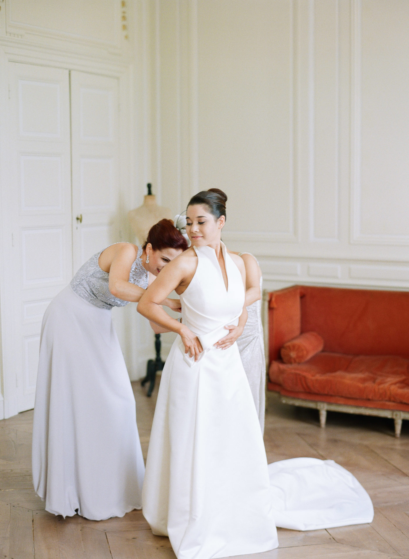 How to get beautiful getting ready wedding images by Wedding Photographer Alexandra Vonk
