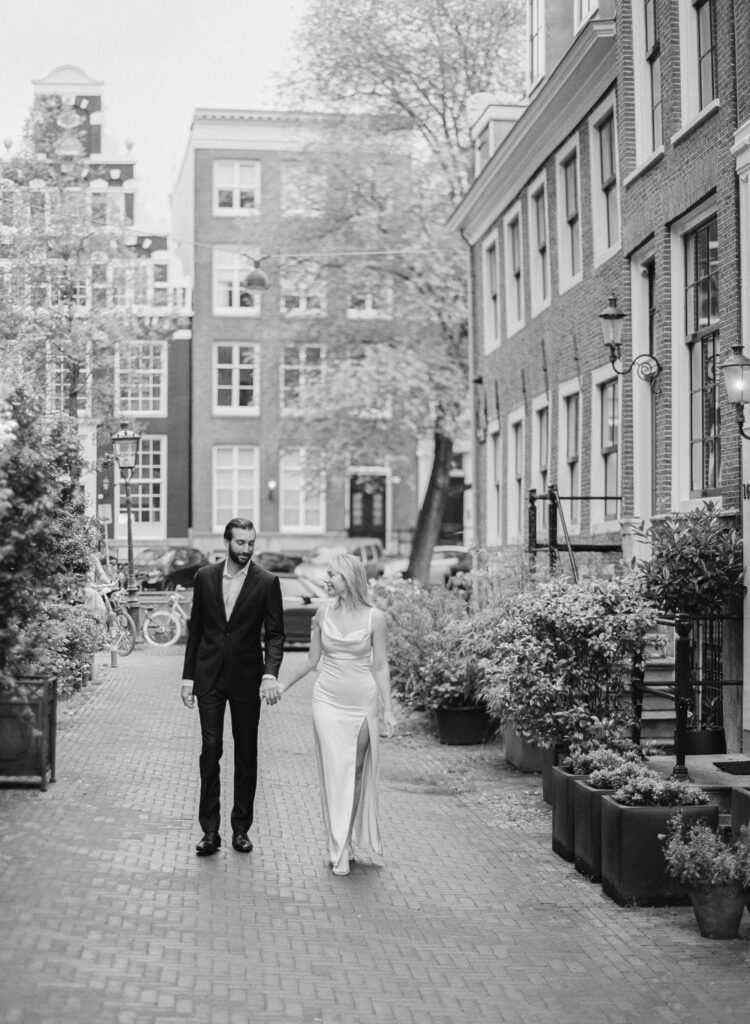 A Spring engagement session in Amsterdam, captured by European photographer Alexandra Vonk