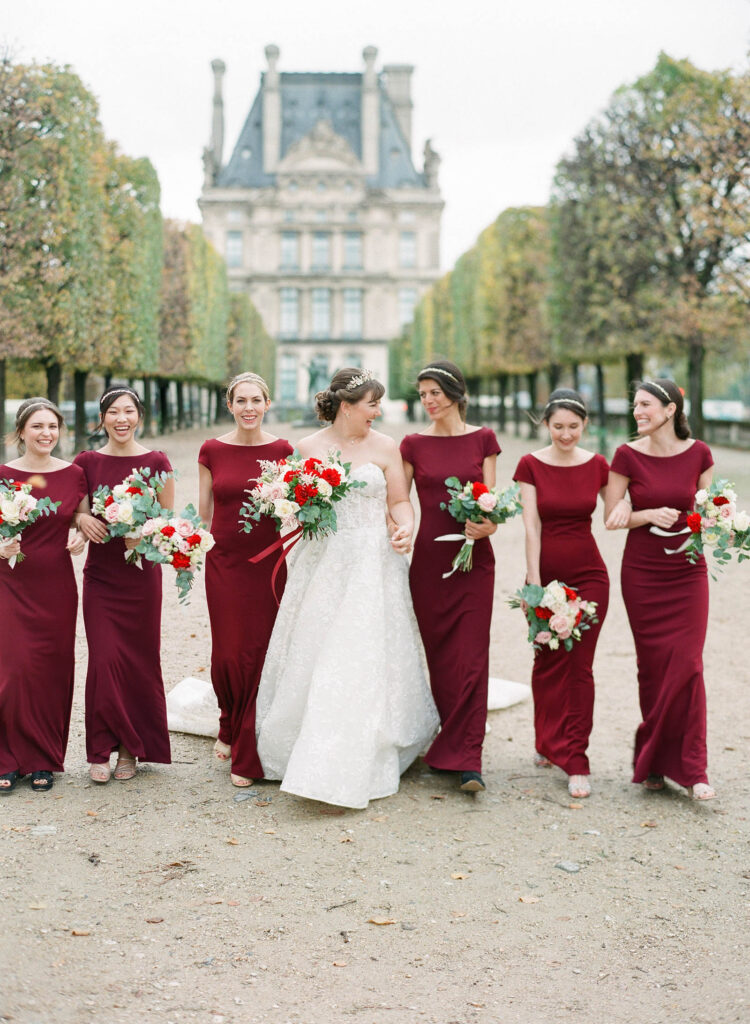 Bride with bridesmaids at Jardins des Tuileries in paris
