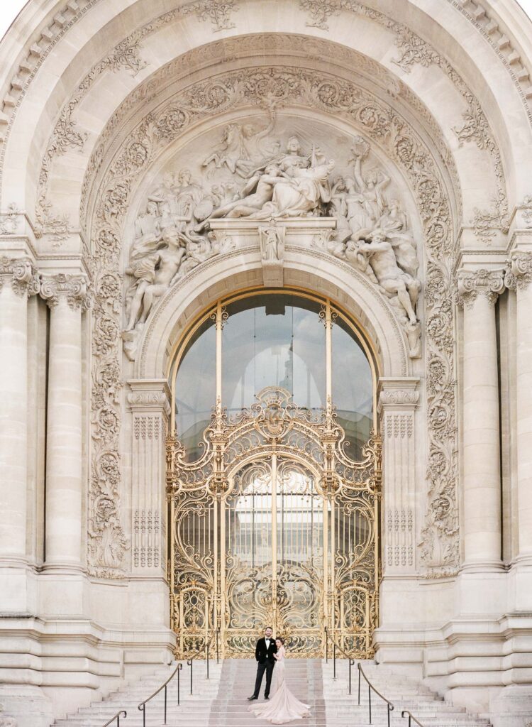 Petit Palais is one of the most impressive photo locations in Paris for your wedding photos. 